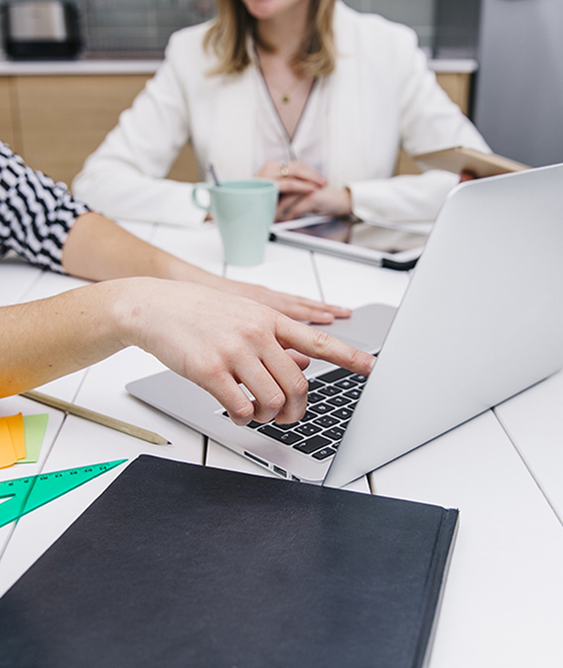 Reunión laboral entre dos mujeres