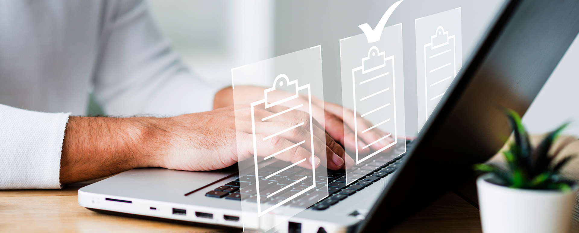 Plano de las manos tecleando un portátil