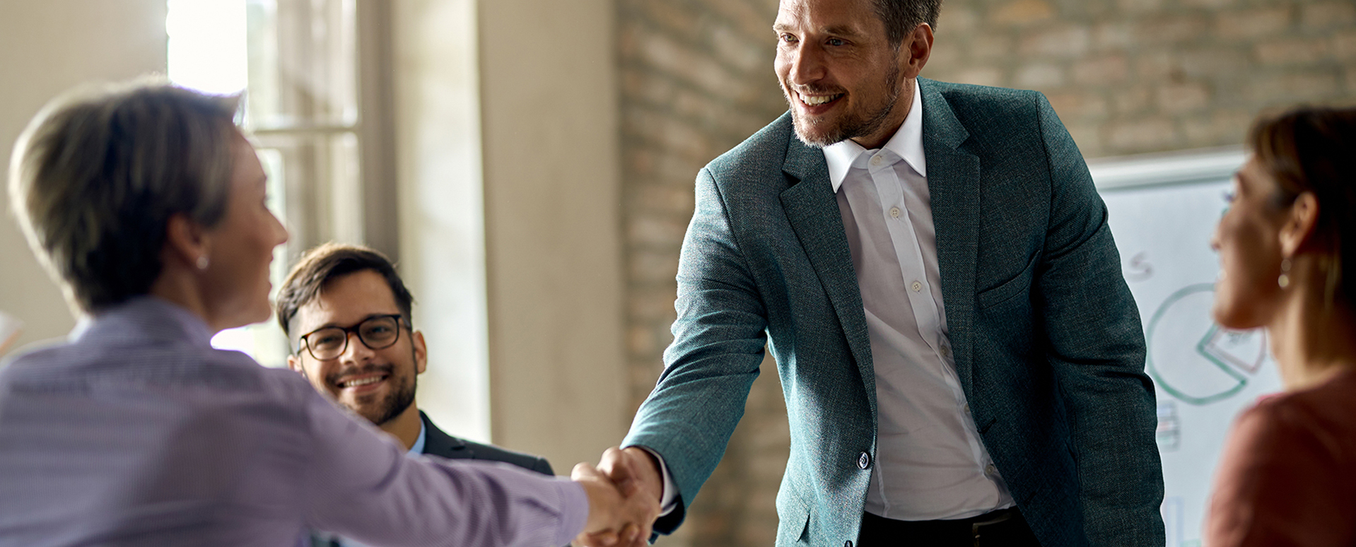 Reunión con saludo cordial