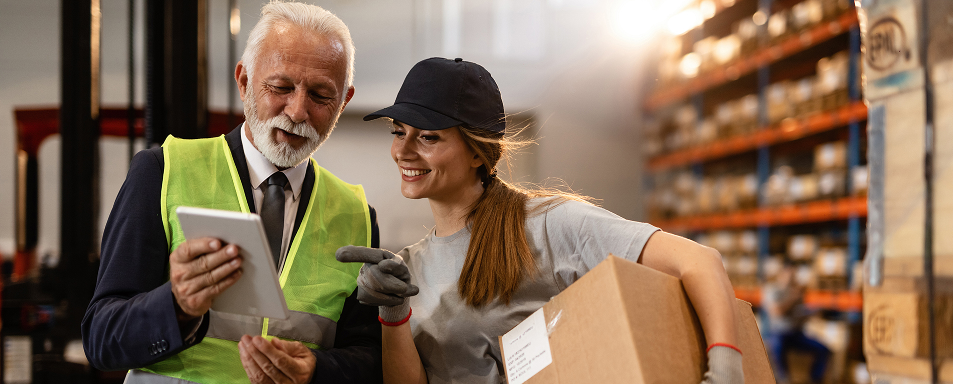 Empleados de logística utilizando un tablet